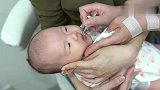 可爱小宝宝：先喂我吃药,然后还扎我两针,你们也太欺负人了吧！