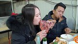 哥哥带吃货妹妹饭店蹭饭，结果拿6瓶兑水啤酒就吃一桌大餐，真牛