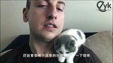 主人在做饭，猫咪不停撒娇要抱抱，这姿势抱猫咪，太舒服了