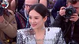 章子怡太有野心了，穿成这样和导演领奖，台下张艺谋对她破口大骂