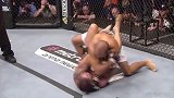 拳打的伤口比刀划的深！MMA五大血腥镜头 满脸是学太惨烈