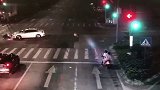 23岁男子驾摩托闯红灯高速撞小车 飞过车顶坠地身亡