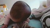 十个月宝宝的小宝宝，睡得迷迷糊糊起来找妈妈，看到妈妈在才安心