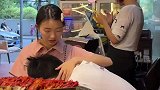 饭桌上男子喝了酒，进入微醺的状态