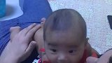 爸爸把小宝宝抱在怀中，宝宝想要逃脱，挣扎了好久都没有离开