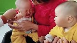 带双胞胎打预防针，哥哥看着挺淡定，一针下去没谁了