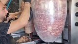 外国烤肉店的猫腻，这么大一坨，烤一天里头容易臭，有点儿像合成肉