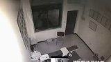 七旬老人小区里收垃圾遭投诉 物业劝阻却被泼粪