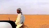 阿拉伯男子骑着毛驴悠哉赶路，突然酒瓶一扔策驴扬鞭奔腾在万里沙漠