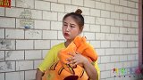 妻子十月怀胎生下女儿，可丈夫却不知足，孩子上小学她回来了