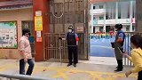幼儿园演习，冒充劫匪进入幼儿园，看着保安有点憨憨！