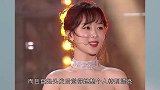 杨紫站台上接受采访，当面对镜头微笑的那刻，才知瓜子脸有多好
