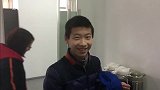 这么大的男孩被收养真的很少见，外国养母的反应好有爱！