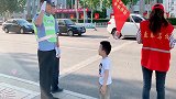 交警没有注意到小朋友正在走过去，发现小朋友后做了这动作！