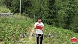 农村小伙去树上摘杨梅，这个杨梅真的有什么不一样？