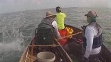 渔夫无意间钩到一条牛鲨暴躁的牛鲨差点撞翻小船