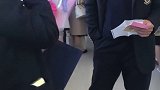 普通的表白方式都弱爆了，来学一下这位小哥的原创表白，硬核拿下！