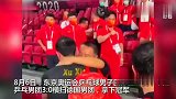 惹人泪目！国乒男团夺冠刘国梁哽咽 场边拥抱马龙、许昕和樊振东