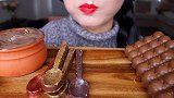 巧克力古董勺子配巧克力酱简直是太美味啦，小姐姐可太幸福了