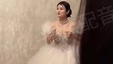 新娘换项链时做出这举动，伴娘的一个动作新娘秒怂