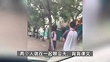 女儿跟男同学聊天，父亲坐车内眼神阴沉“拔刀”，亲妈哭笑不得