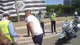 外国小哥骑摩托违规 石家庄交警飙“土味”英文给他上课