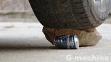 大汽车压碎玩具车和糖果