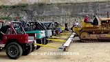 见过一台铲土机与台越野拔河吗