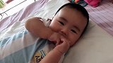 小宝宝一直躺在床上吃手，小表情简直萌翻了，真叫人喜欢！