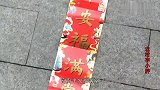 过大年，农村小伙放假贴对联，浓浓年味挡不住，给大家拜大年