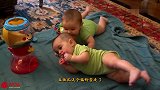 双胞胎在一起抢玩具，却像两个肉团子一样在床上滚，真是太萌了
