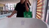 大爷打板欲要钱，小伙用实力“说快板”回怼