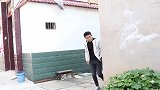 小伙月薪五万却总穿破衣破鞋，董事长好奇偷跟他回家，哽咽了