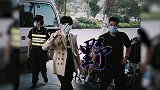 翟潇闻用菜刀手机壳敬礼，请翟老师低调出街