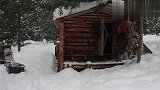 冬季徒步旅行，在小木屋里度过安静的一天