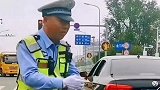 婚车在路口等红灯，交警拱手向新人祝贺，新郎下车礼貌鞠躬还礼！