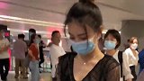 徐璐走路都不忘签名，真的是太接地气了！喜欢她