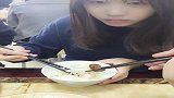 试了下给兄弟的女朋友夹菜，没想到眼神都带着杀气，太可怕了！