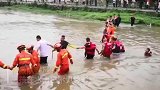 浙江一8岁男孩捞鞋落水身亡 救援队筑人墙搜寻