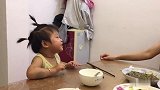 小宝贝笑得不能自已，笑声太有感染力了