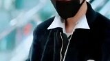 蔡徐坤穿肥大花边裤来机场，一般人真驾驭不起来