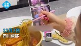 成都女子下班回家吃饭，同时开三部手机追剧，网友追剧卷王！