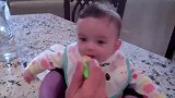 漂亮妈妈第一次喂宝宝喝水，宝宝的反应太呆萌了
