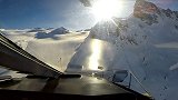 阿尔卑斯山上空直升机与客机对撞成碎片 旋转下降坠地