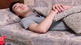 弟弟简直太坏了，让哥哥买东西还整蛊他，绝对是欠修理了！