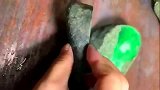 这块玉石在手艺人手中切爆了色，很牛
