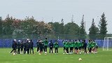 国安赛前最后一练开会鼓舞士气 球员跃跃欲试为比赛做好准备