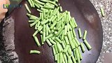 教你一个抄豆角不发黑的敲门，熟得快又好吃，方法一看就会