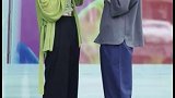 两个人吃西瓜都这么甜