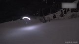 极限大神夜晚滑翔伞挑战 发光穿行雪峰之间美翻了